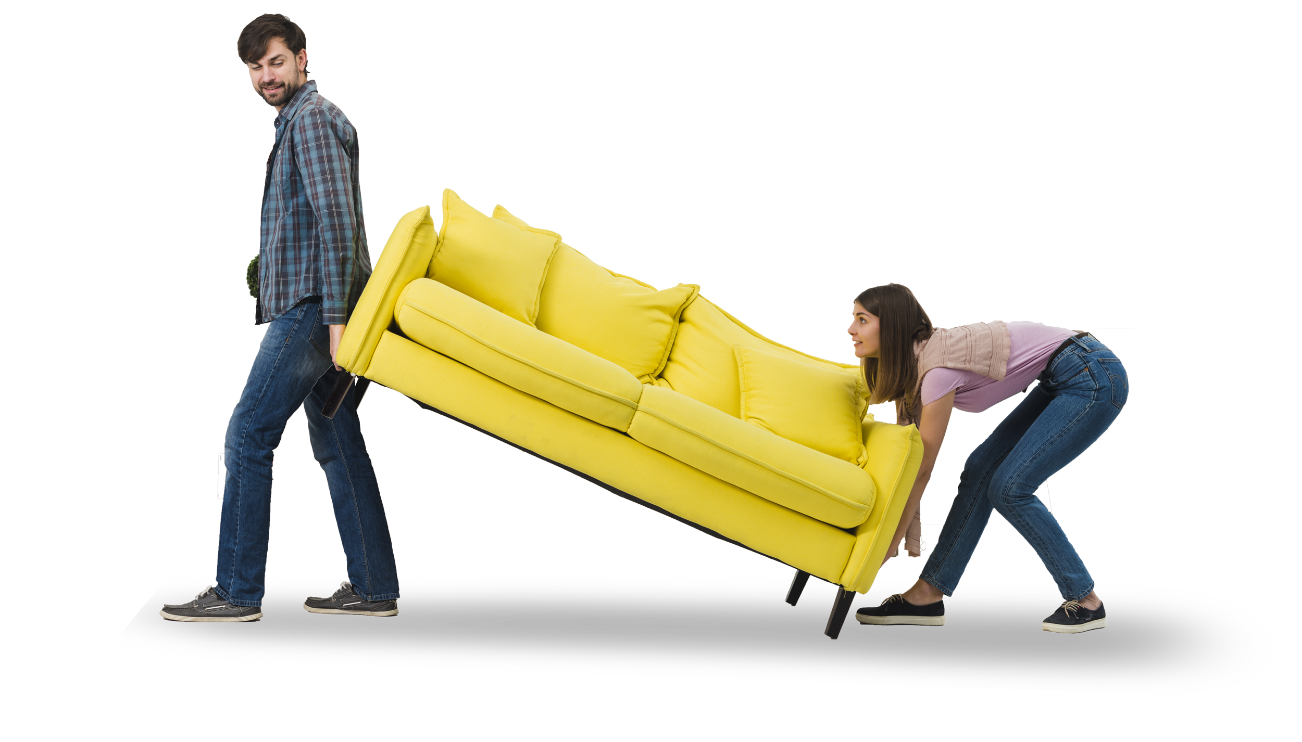 Junges Paar trägt gelbes Sofa gemeinsam